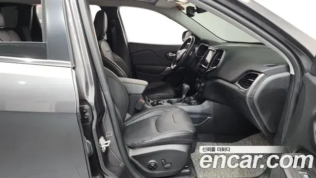 Jeep Cherokee 2021 — Şəkil 34/36