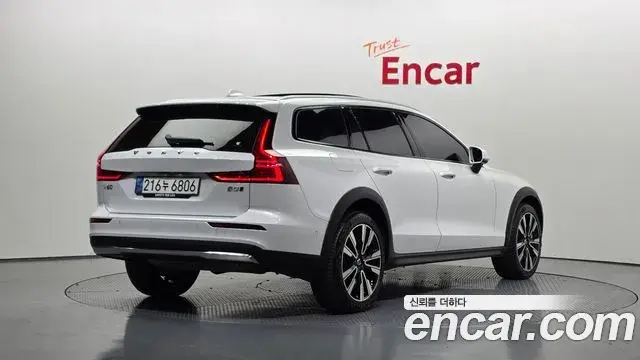 Volvo V60 Cross Country 2023 — Photo 6/36