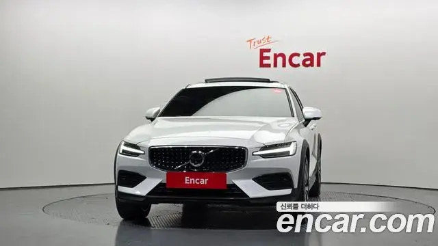 Volvo V60 Cross Country 2023 — Photo 8/36