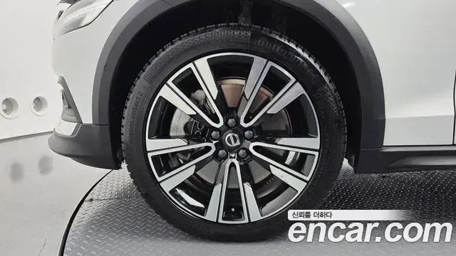Volvo V60 Cross Country 2023 — Photo 7/36