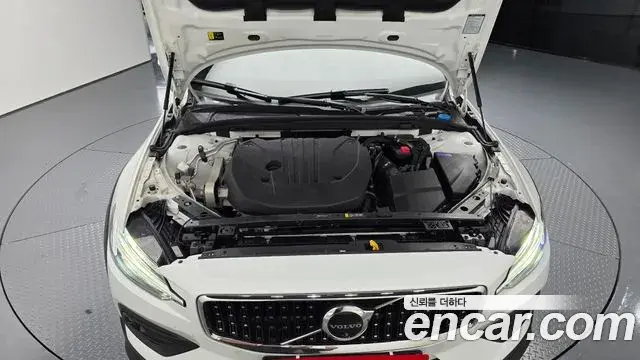 Volvo V60 Cross Country 2023 — Photo 17/36