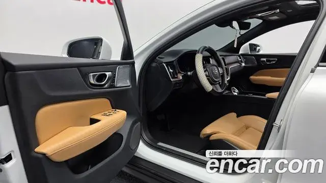 Volvo V60 Cross Country 2023 — Photo 2/36