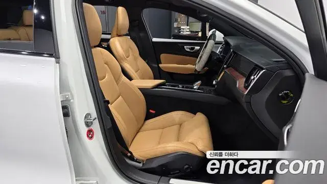 Volvo V60 Cross Country 2023 — Photo 3/36