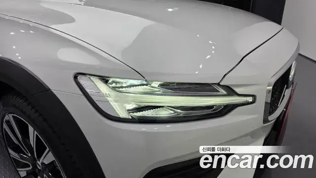Volvo V60 Cross Country 2023 — Photo 23/36