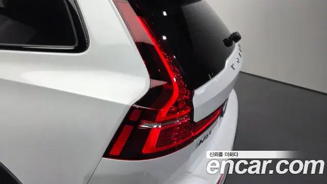 Volvo V60 Cross Country 2023 — Photo 24/36