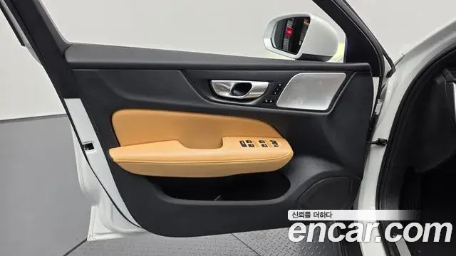 Volvo V60 Cross Country 2023 — Photo 1/36