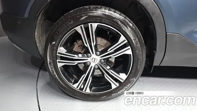 Volvo XC40 2021 — Photo 16/20