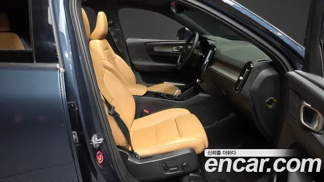 Volvo XC40 2021 — Photo 17/20