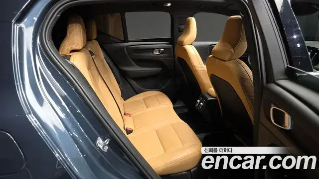Volvo XC40 2021 — Photo 2/20