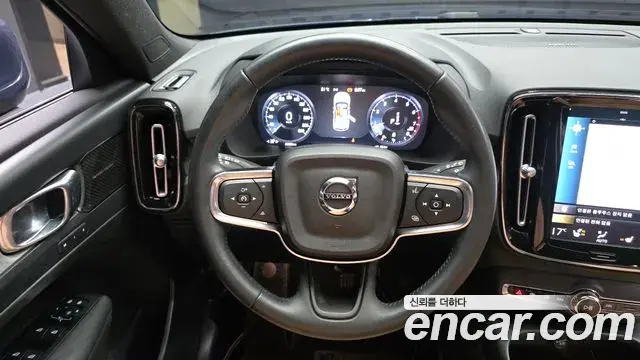 Volvo XC40 2021 — Photo 13/20