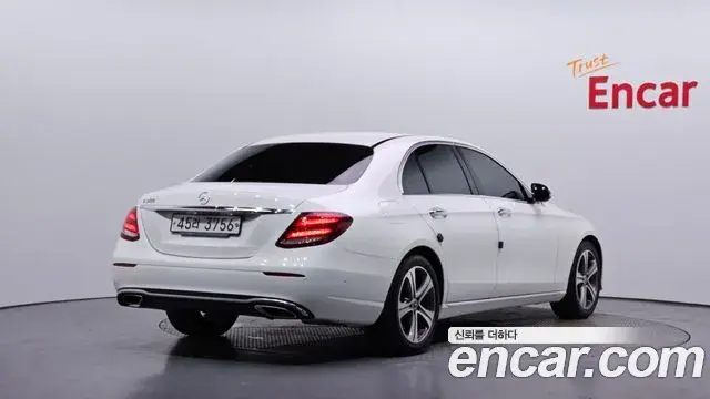 Mercedes-Benz E-Class 2018 — ფოტო 19/30