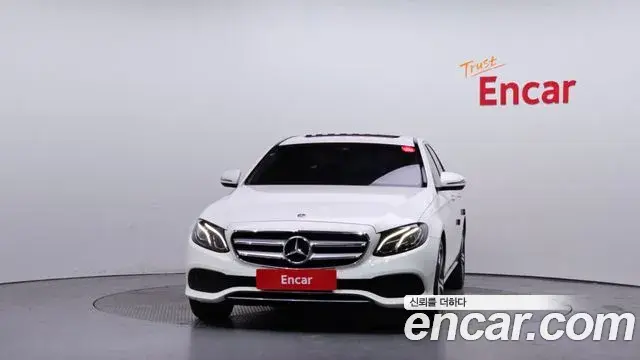 Mercedes-Benz E-Class 2018 — ფოტო 13/30
