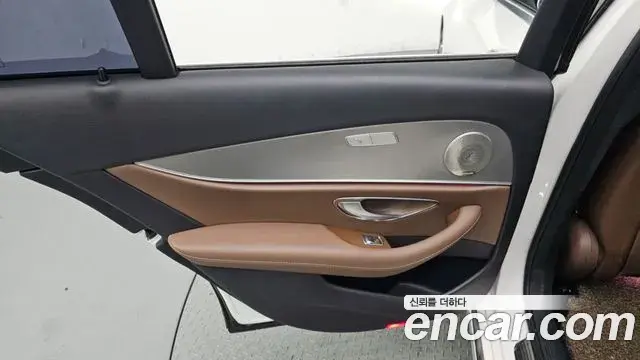 Mercedes-Benz E-Class 2018 — ფოტო 10/30