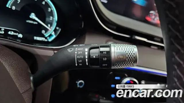 Genesis GV70 2021 — ფოტო 28/31
