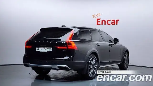 Volvo V90 Cross Country 2018 — Şəkil 19/32