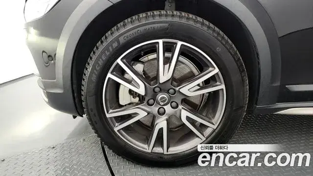 Volvo V90 Cross Country 2018 — Şəkil 28/32