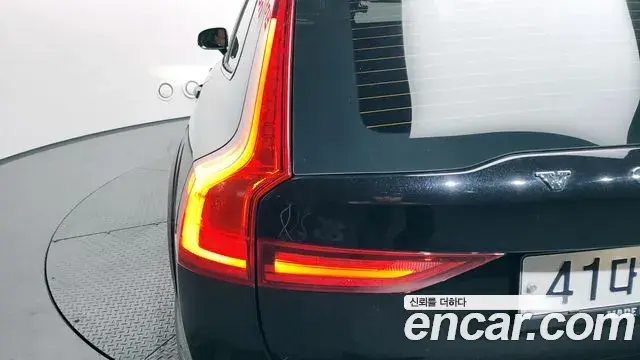 Volvo V90 Cross Country 2018 — Şəkil 16/32