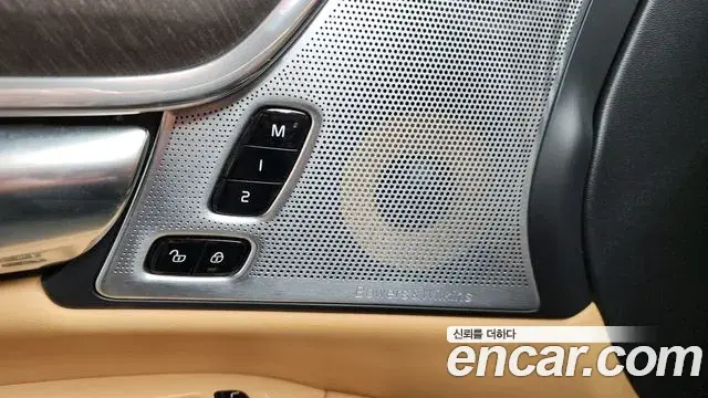Volvo V90 Cross Country 2018 — Şəkil 11/32