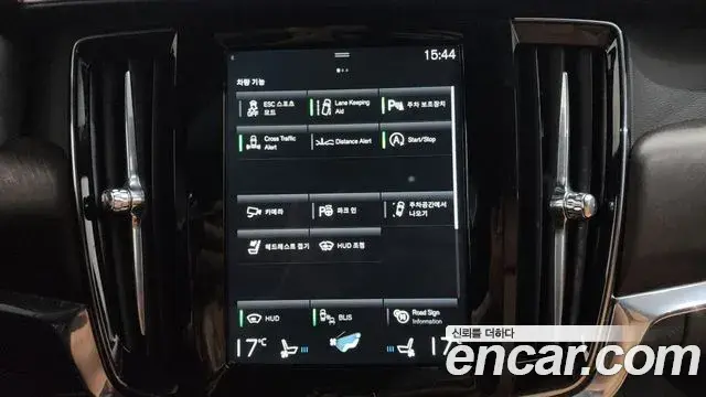 Volvo V90 Cross Country 2018 — Şəkil 32/32
