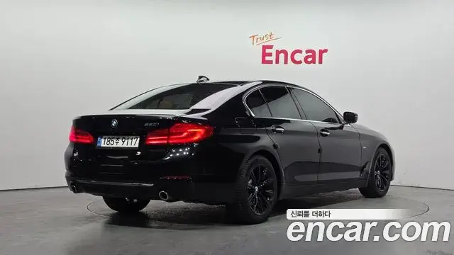BMW 5 Series 2018 — ფოტო 8/20