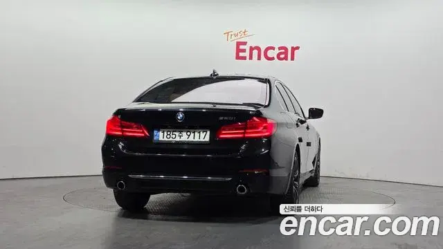 BMW 5 Series 2018 — ფოტო 10/20