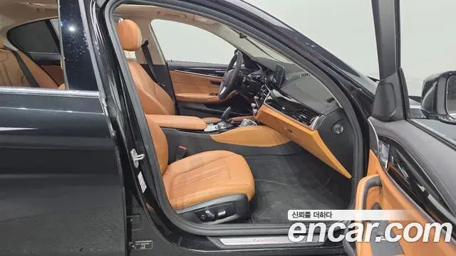 BMW 5 Series 2018 — ფოტო 17/20
