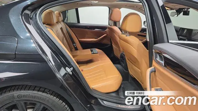 BMW 5 Series 2018 — ფოტო 15/20