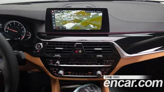 BMW 5 Series 2018 — ფოტო 6/20