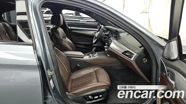 BMW 5 Series 2018 — ფოტო 20/20