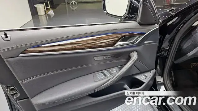 BMW 5 Series 2023 — Şəkil 9/34