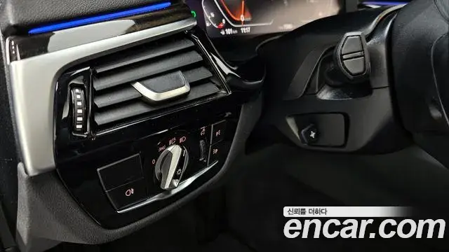 BMW 5 Series 2023 — Şəkil 33/34