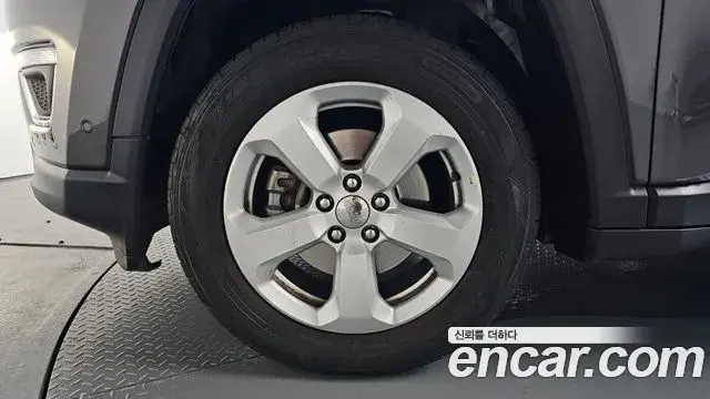 Jeep Compass 2021 — ფოტო 25/32