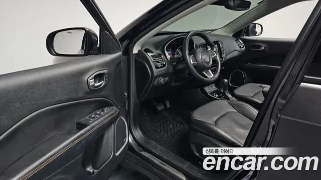 Jeep Compass 2021 — ფოტო 29/32