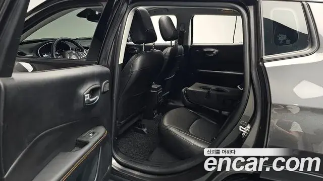 Jeep Compass 2021 — ფოტო 13/32