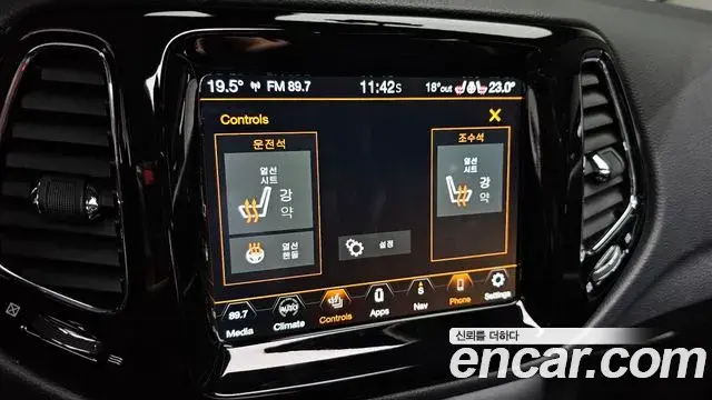 Jeep Compass 2021 — ფოტო 16/32