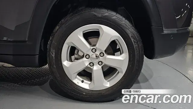 Jeep Compass 2021 — ფოტო 24/32