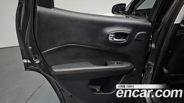 Jeep Compass 2021 — ფოტო 20/32
