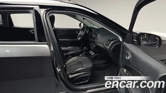 Jeep Compass 2021 — ფოტო 28/32