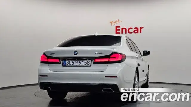 BMW 5 Series 2022 — Şəkil 30/36