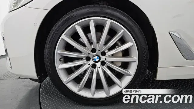 BMW 5 Series 2022 — Şəkil 14/36