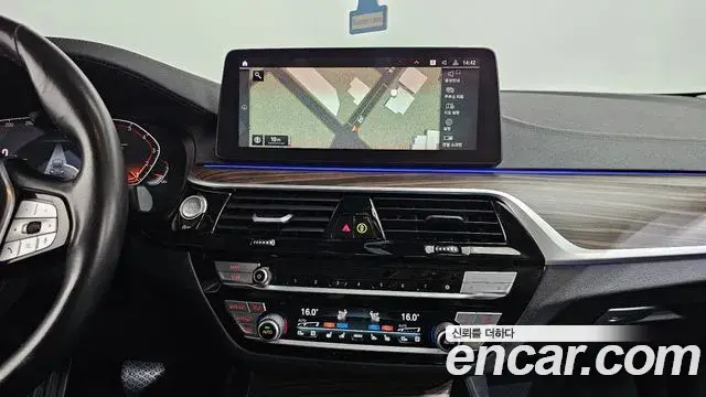 BMW 5 Series 2022 — Şəkil 16/36