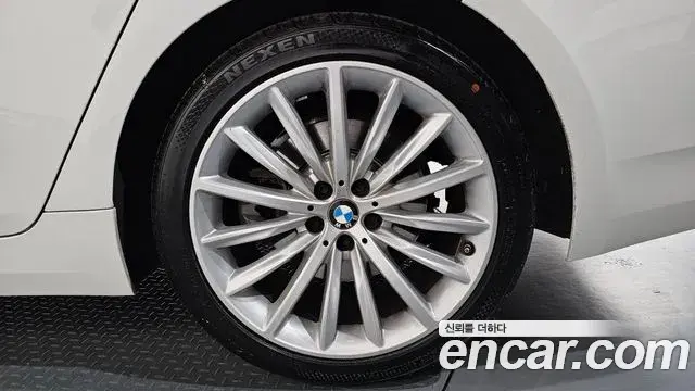 BMW 5 Series 2022 — Şəkil 13/36