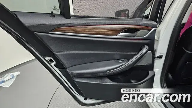 BMW 5 Series 2022 — Şəkil 36/36