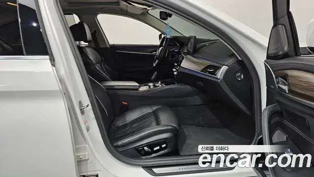 BMW 5 Series 2022 — Şəkil 27/36