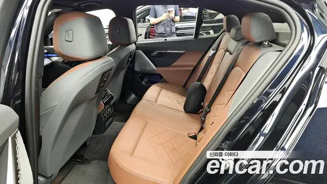 BMW 5 Series 2024 — Şəkil 27/36