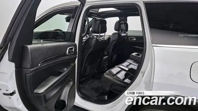 Jeep Grand Cherokee 2019 — Фото 12/20