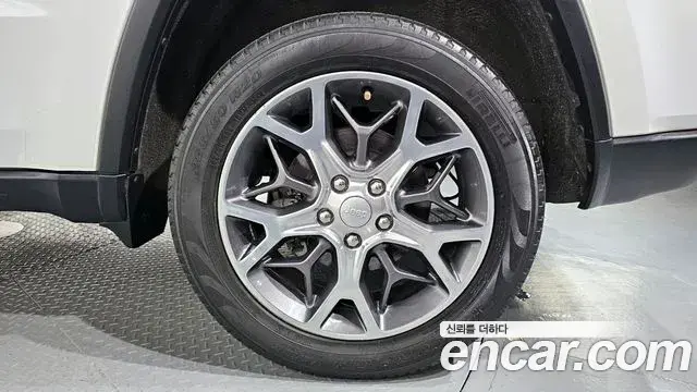 Jeep Grand Cherokee 2019 — Şəkil 10/34