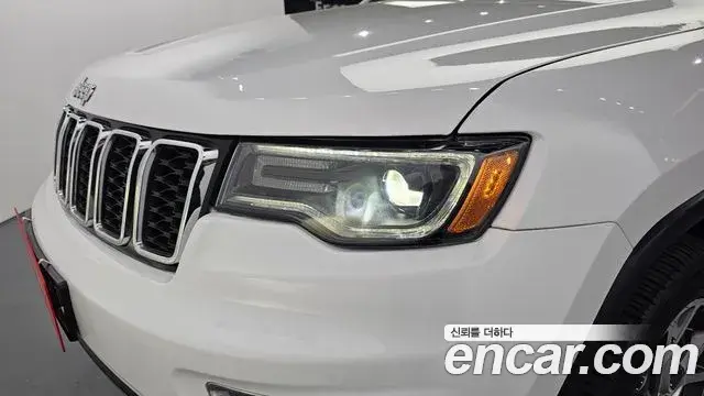 Jeep Grand Cherokee 2019 — Şəkil 16/34