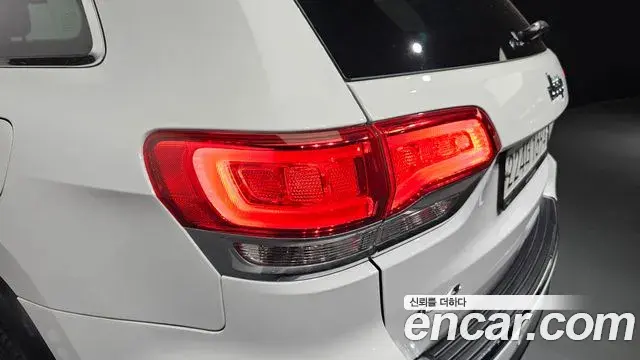 Jeep Grand Cherokee 2019 — Şəkil 26/34