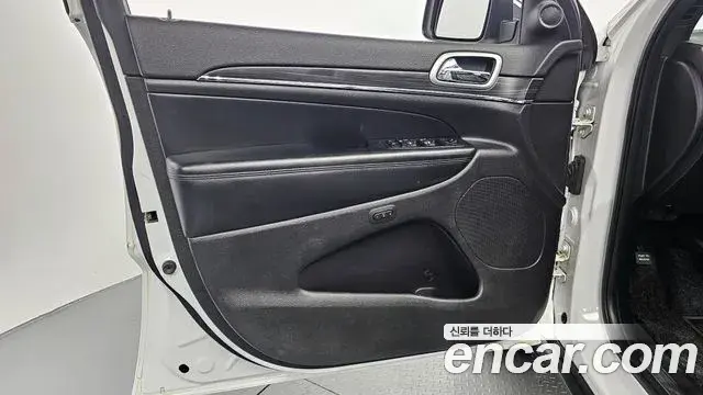 Jeep Grand Cherokee 2019 — Şəkil 27/34